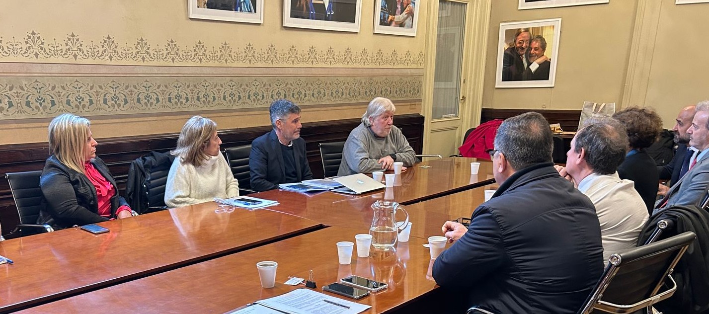 El encuentro con María Rosa Martínez tuvo lugar en el Salón Presidente Néstor Kirchner de la Cámara de Diputados.