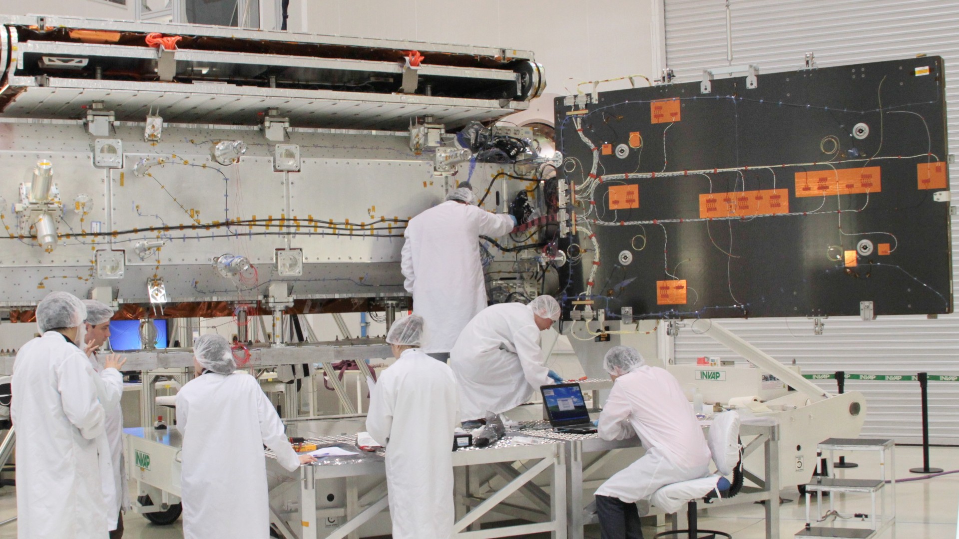 Los paneles solares para las misiones SAOCOM fueron fabricados en la CNEA y montados en las instalaciones de Invap.