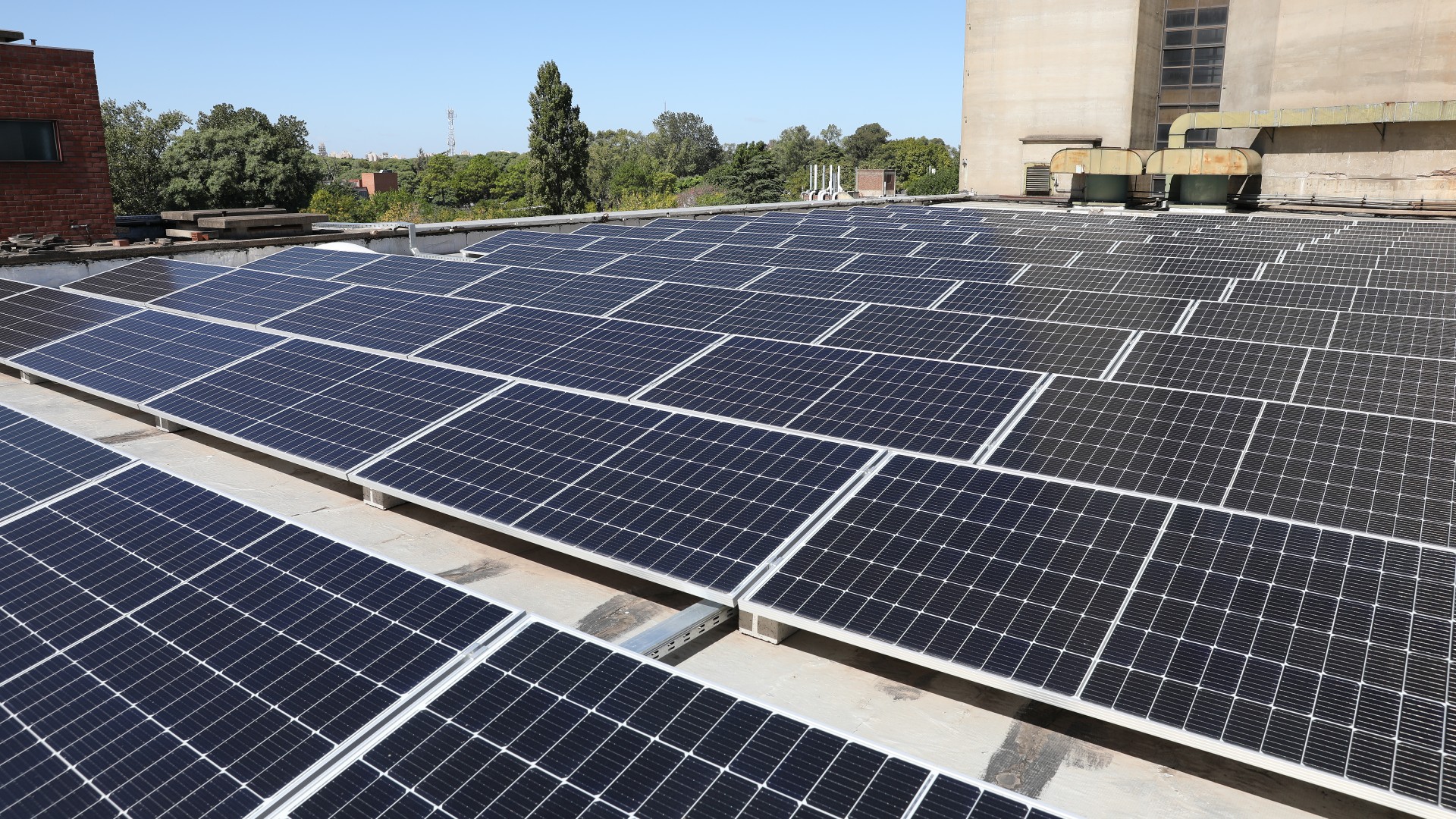 Instalación de paneles solares de uso terrestre en la terraza del Centro Atómico Constituyentes.