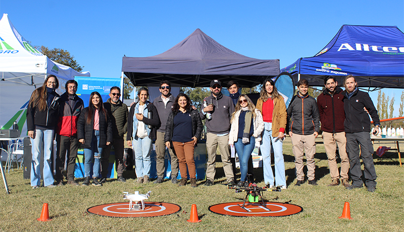 Equipo de trabajo vinculado a tecnologías emergentes, de INTA Junín, junto a la coordinadora del Programa Nacional AgTech, Gabriela Tallarico