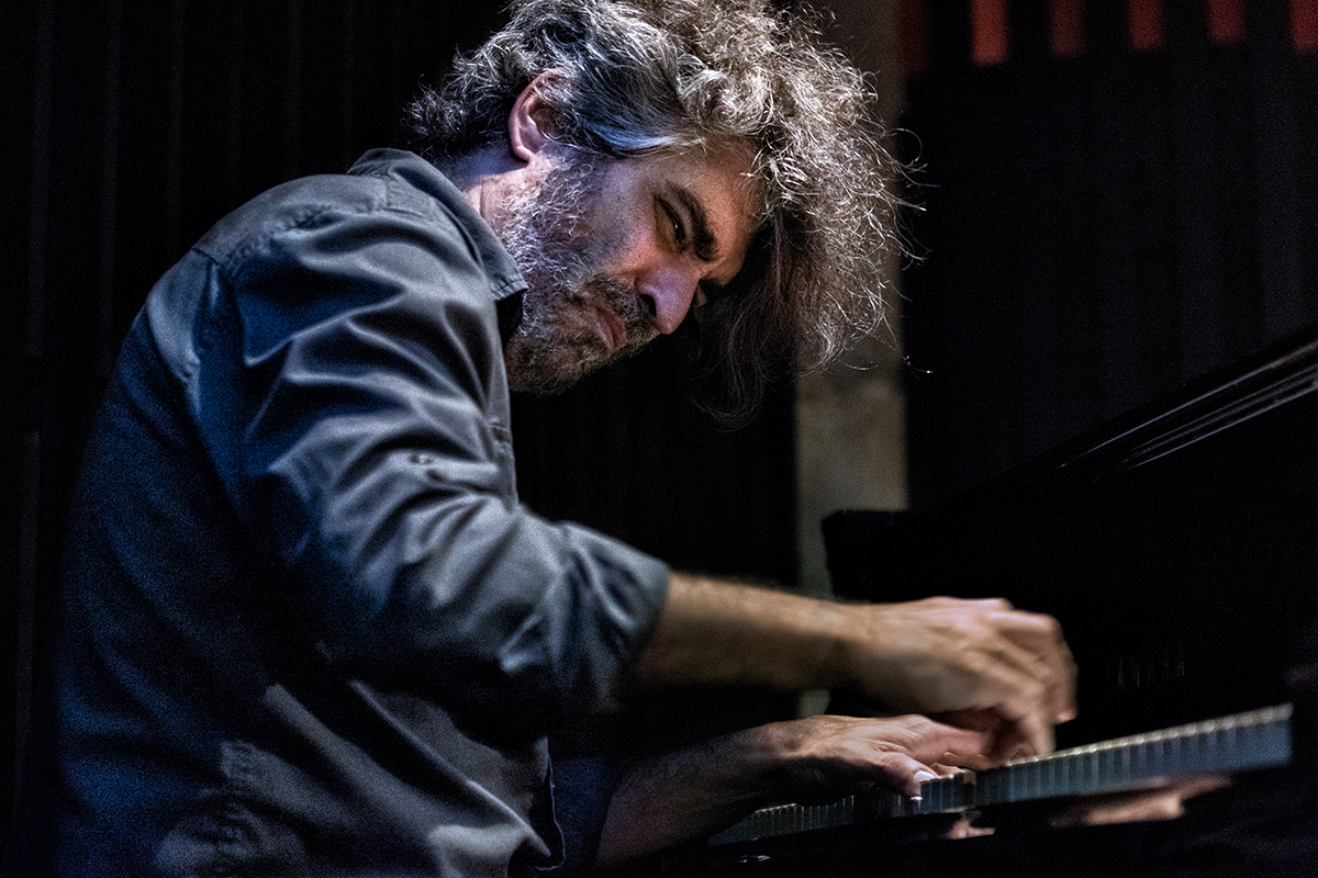 Ernesto Jodos tocando el piano