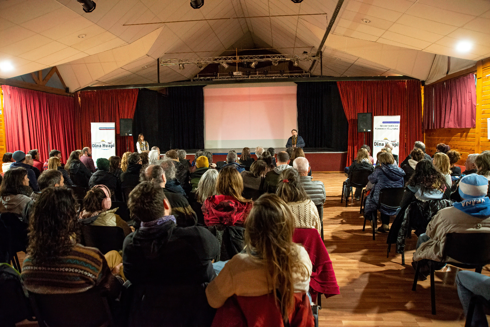 El presidente del INCAA, Nicolás Batlle, en la inauguración de la primera sala de cine del municipio de Dina Huapi.