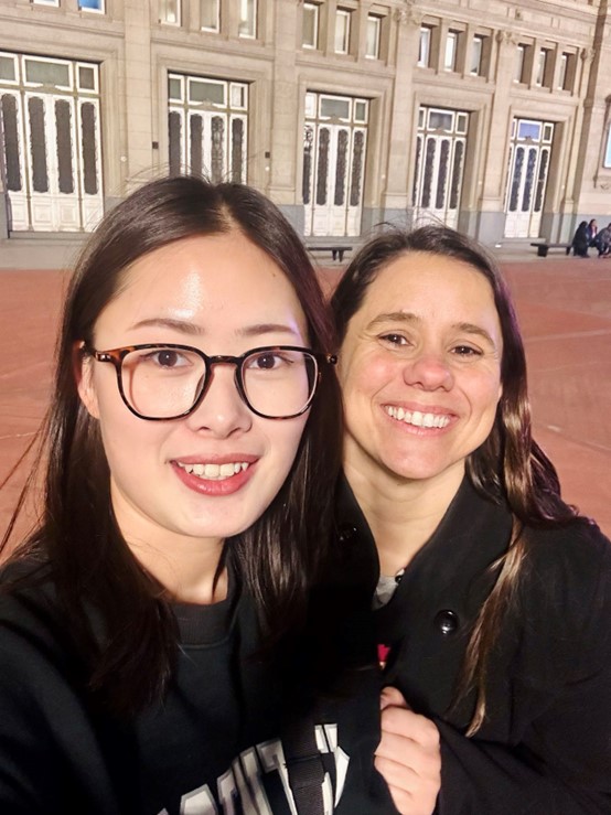 Mila Chen Huan y la profesora María Florencia Sartori frente al Teatro Colón de Buenos Aires.