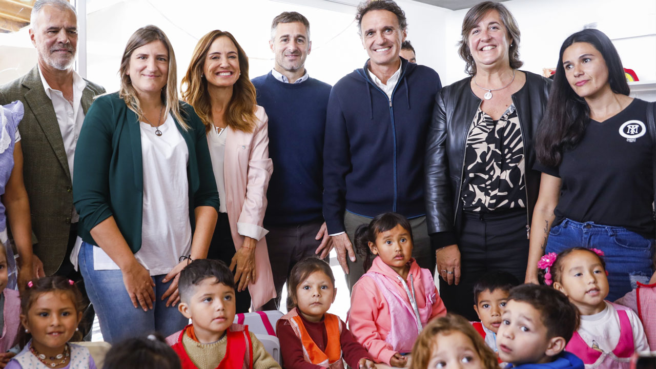 La ministra Victoria Tolosa Paz junto a su par de Obras Públicas y funcionarios nacionales y locales junto a niños y niñas en la inauguración del Centro de Desarrollo Infantil en Pilar.