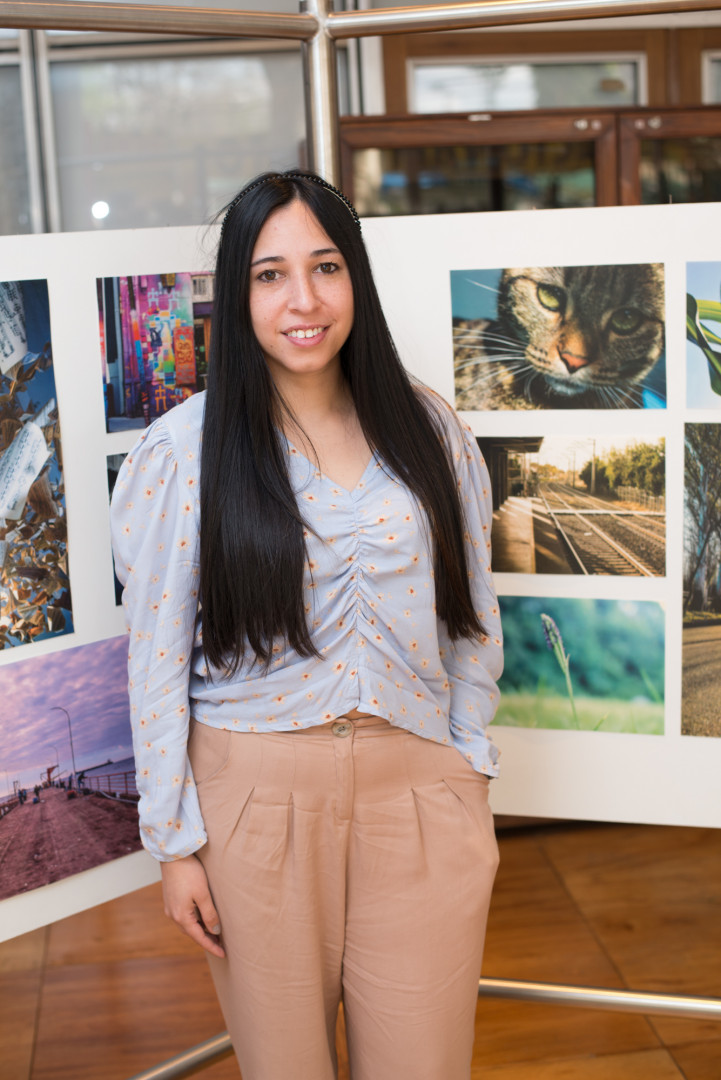 La artista María Gabriela Tello junto a sus obras.