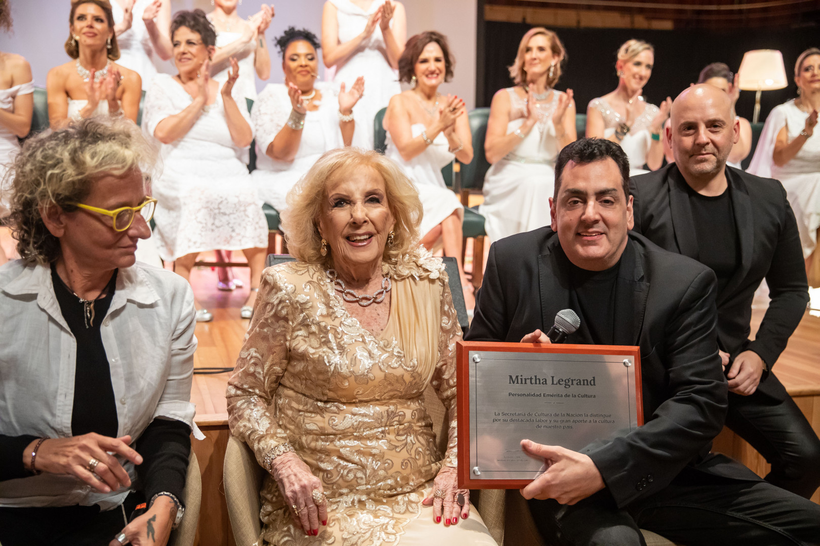 El secretario de Cultura Leonardo Cifelli distingue a Mirtha Legrand como "Personalidad Emérita de la Cultura".