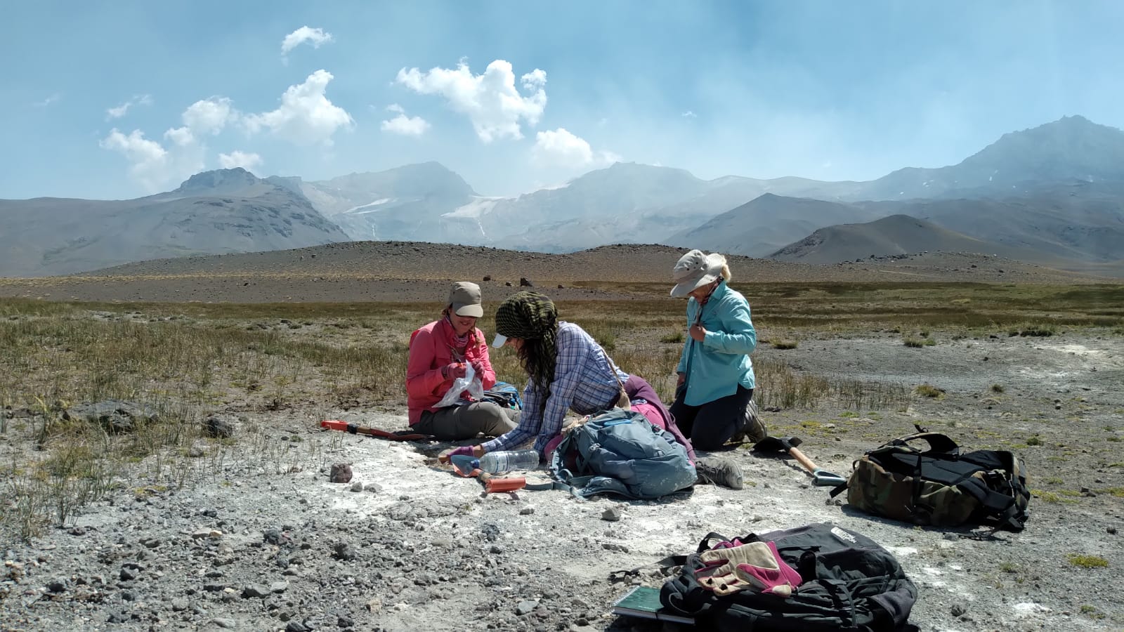 Equipo de profesionales del SEGEMAR en el área de estudio. 