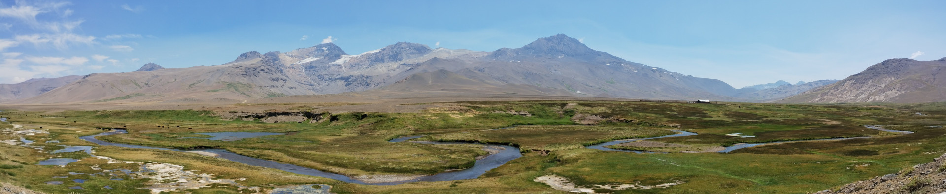 Vista panorámica del complejo volcánico Planchón-Peteroa desde la margen izquierda del arroyo de los Ciegos, antes de la confluencia con el arroyo del Peñón. 