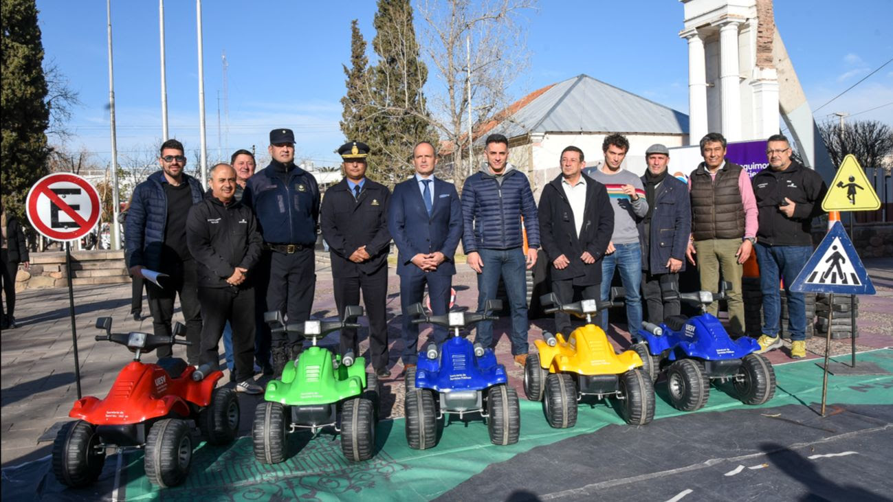 Miembros de la Unidad Ejecutiva de Seguridad Vial y autoridades municipales muestran los elementos que entregaron al Municipio de Guaymallén, con el objetivo de trabajar en la reducción de la tasa de siniestralidad vial.