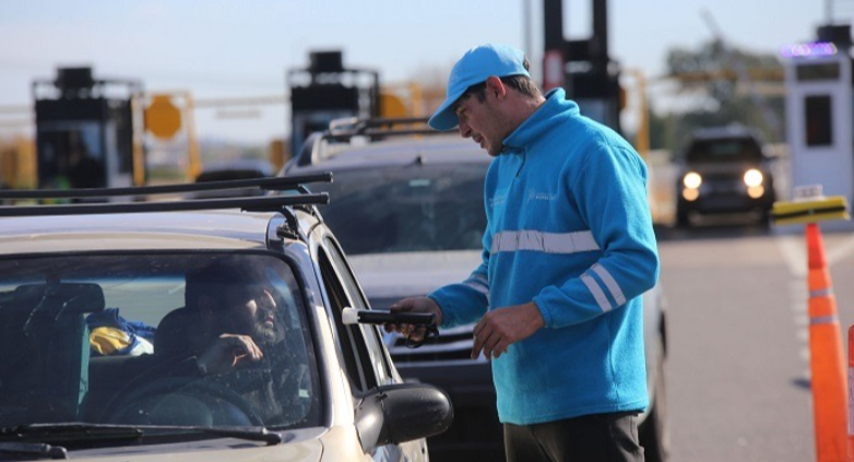 Un agente realiza un operativo de fiscalización en un acceso al centro turístico de la Provincia.