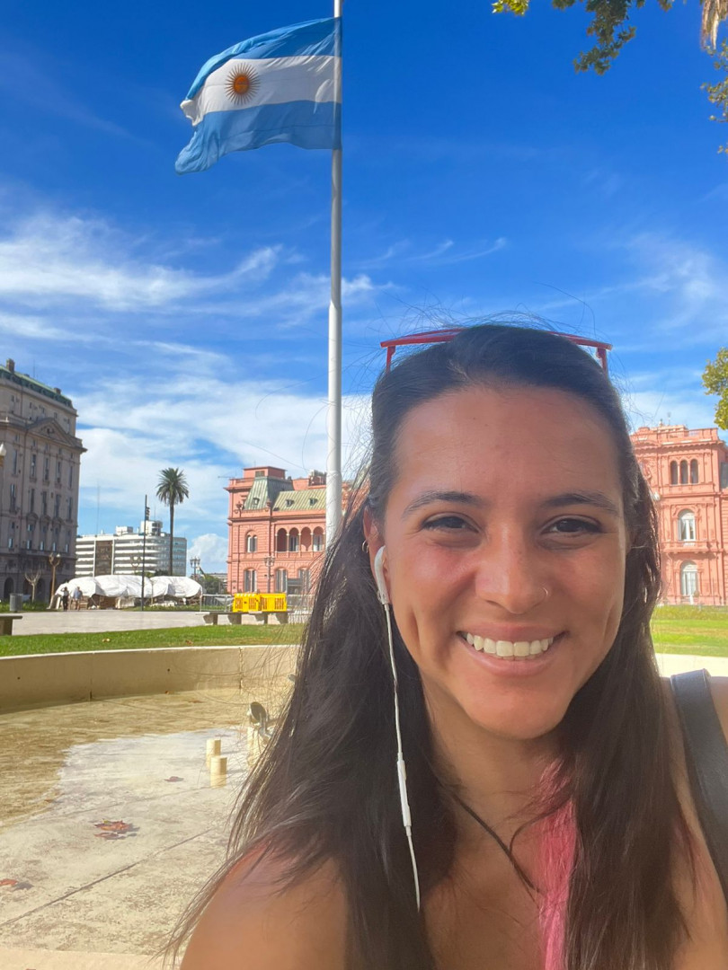 La becaria en la Plaza de Mayo, Ciudad de Buenos Aires.