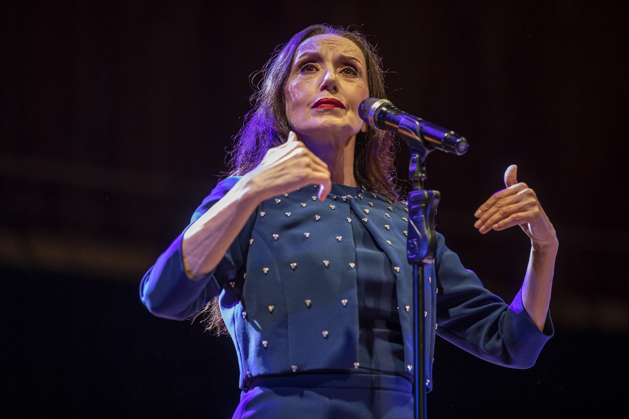 La artista gallega recorrió su vasta carrera, interpretando sus canciones más populares.