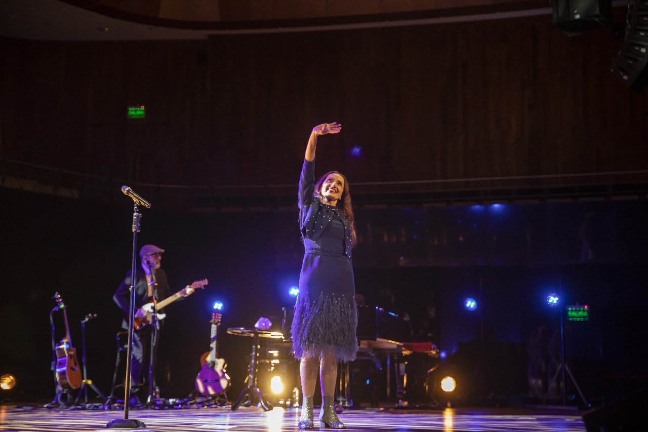 Luz Casal deslumbró al público que colmó el Auditorio Nacional del Palacio Libertad.