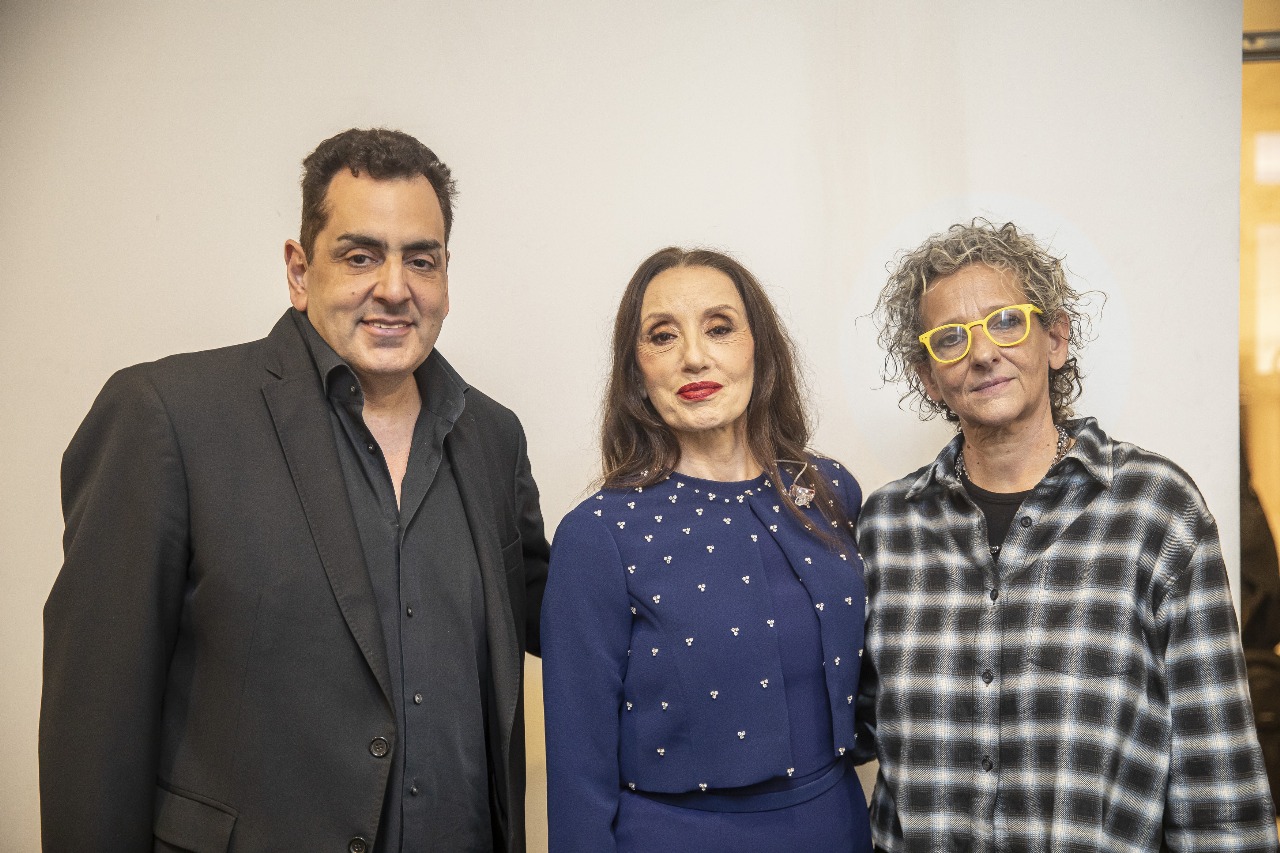Luz Casal, junto con el secretario de Cultura, Leonardo Cifelli, y la directora del Palacio Libertad, Valeria Amrbrosio.