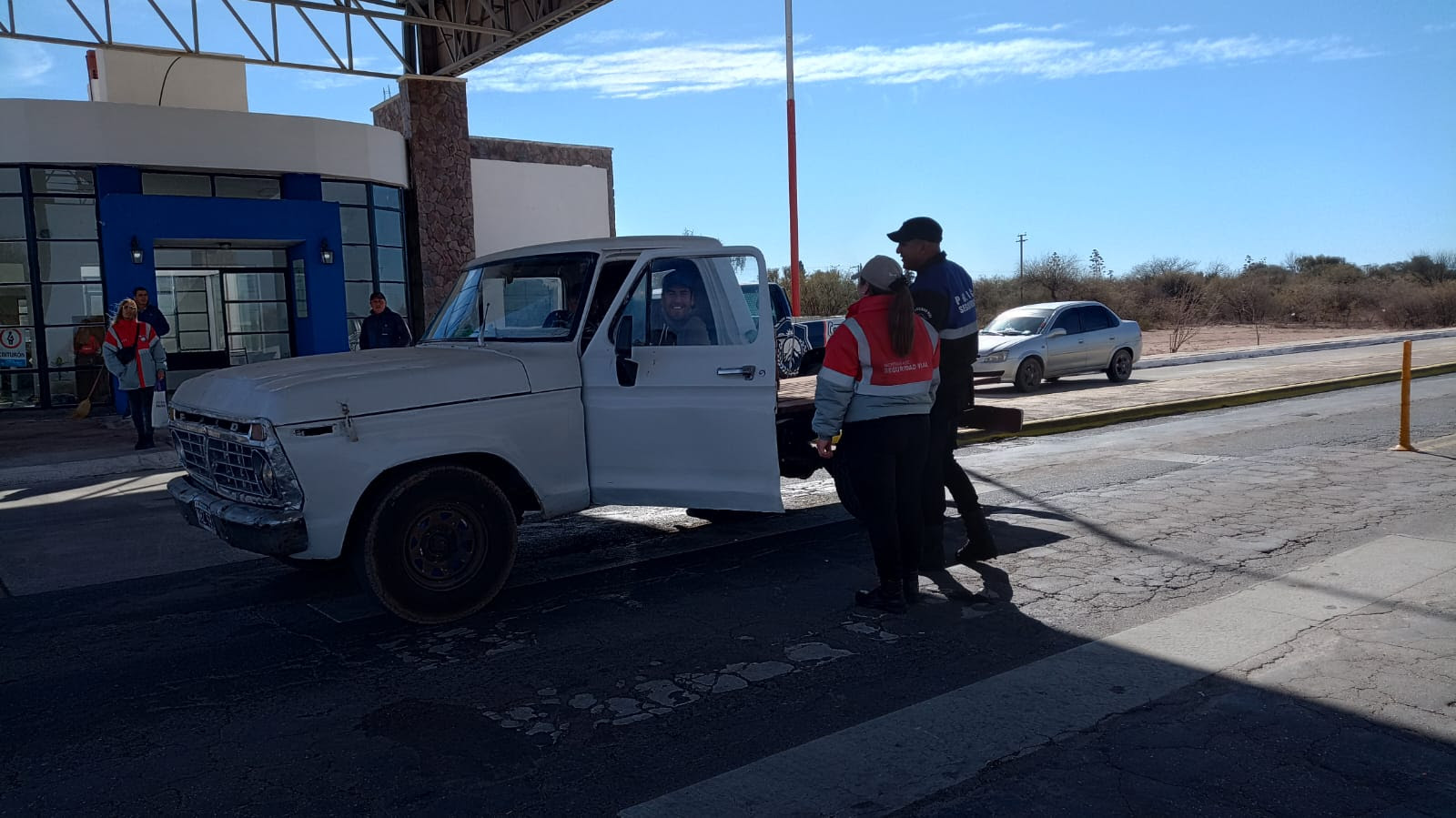 - Agentes de tránsito y personal de seguridad vial realizan controles en el puesto de control de tránsito en el límite entre La Rioja y San Juan, ubicado en la Ruta Nacional N°141