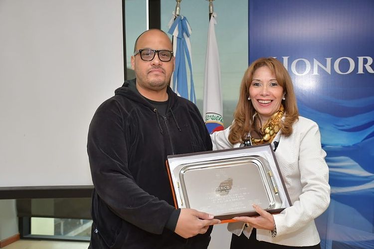 Federico Pita y la legisladora Najar posan junto al diploma de reconocimiento