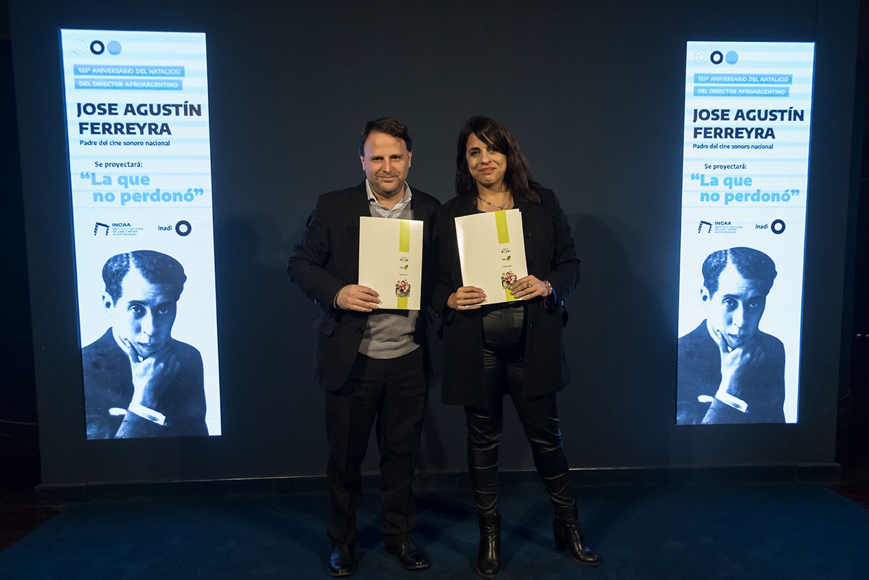 Nicolás Batlle y Victoria Donda posan con los convenios en la mano en el cine Gaumont