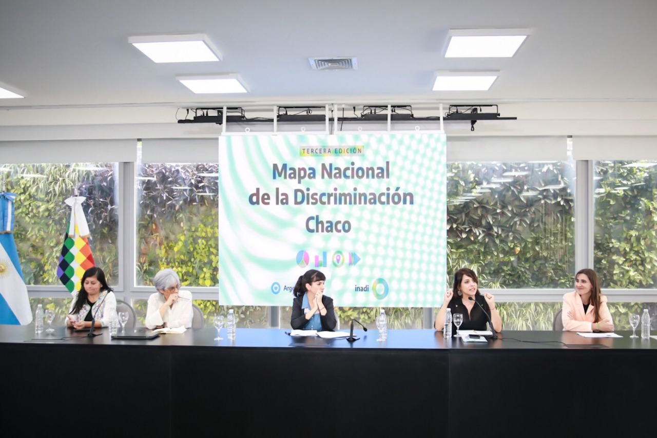 Panel de la presentación exponiendo con una filmina de fondo que dice "Mapa Nacional de la Discriminación"