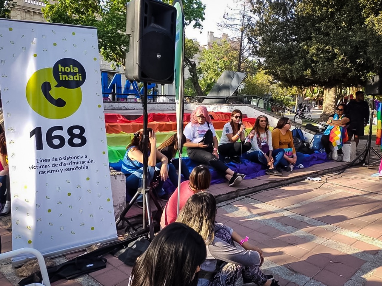 Personas reunidas al aire libre debaten en el marco del 35º Encuentro