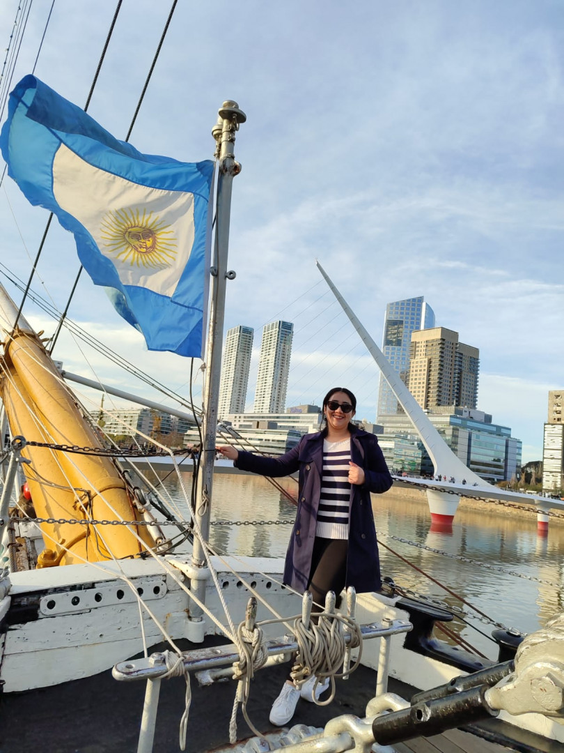 Fragata Presidente Sarmiento y Puente de la Mujer, Ciudad de Buenos Aires.