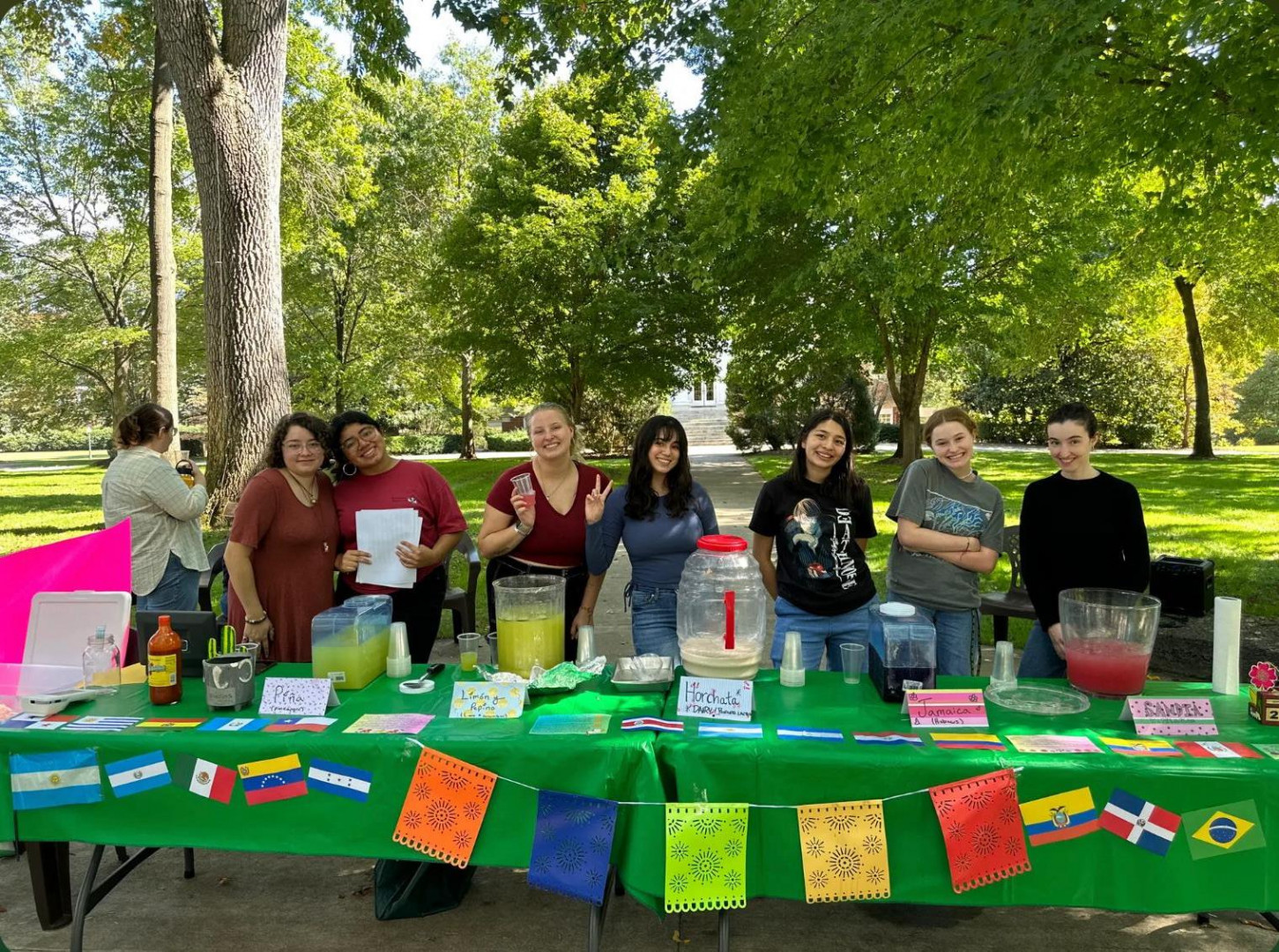 La asistente de idioma participa en actividades con otros estudiantes y profesores latinoamericanos.