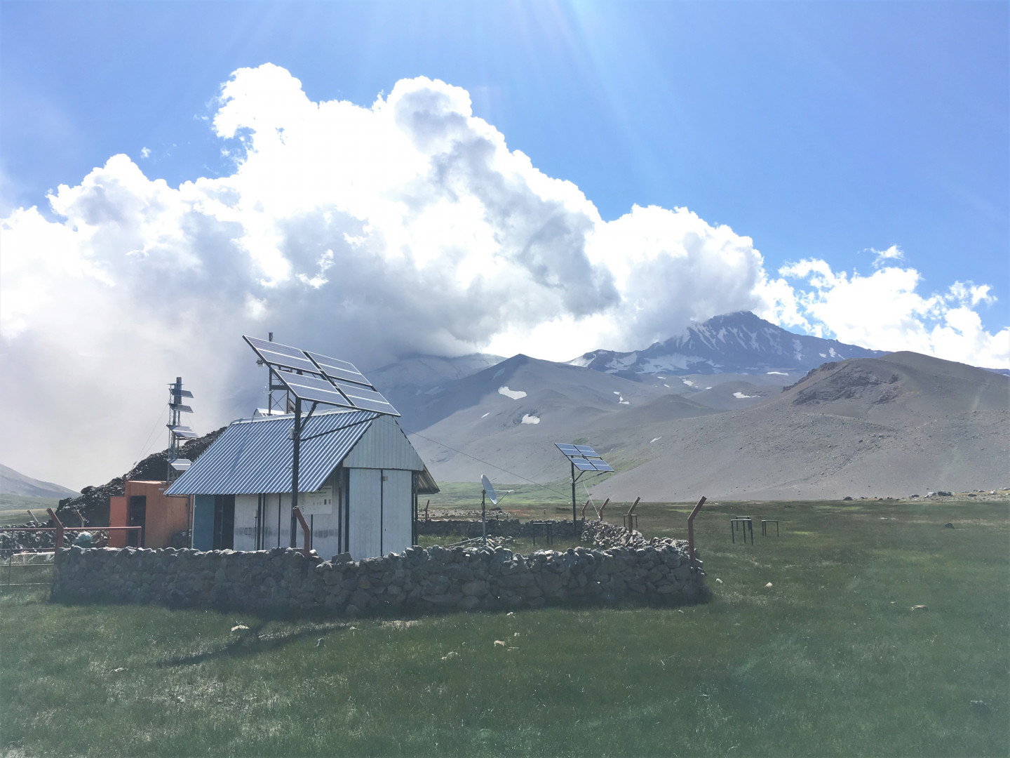 Estación Multiparamétrica del Volcán Peteroa Estación Multiparamétrica del Volcán Peteroa