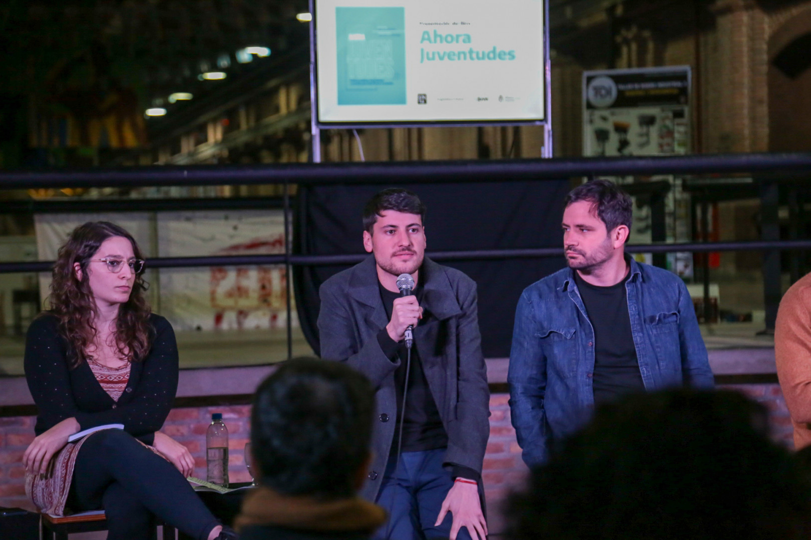 Panel de presentadores del libro.