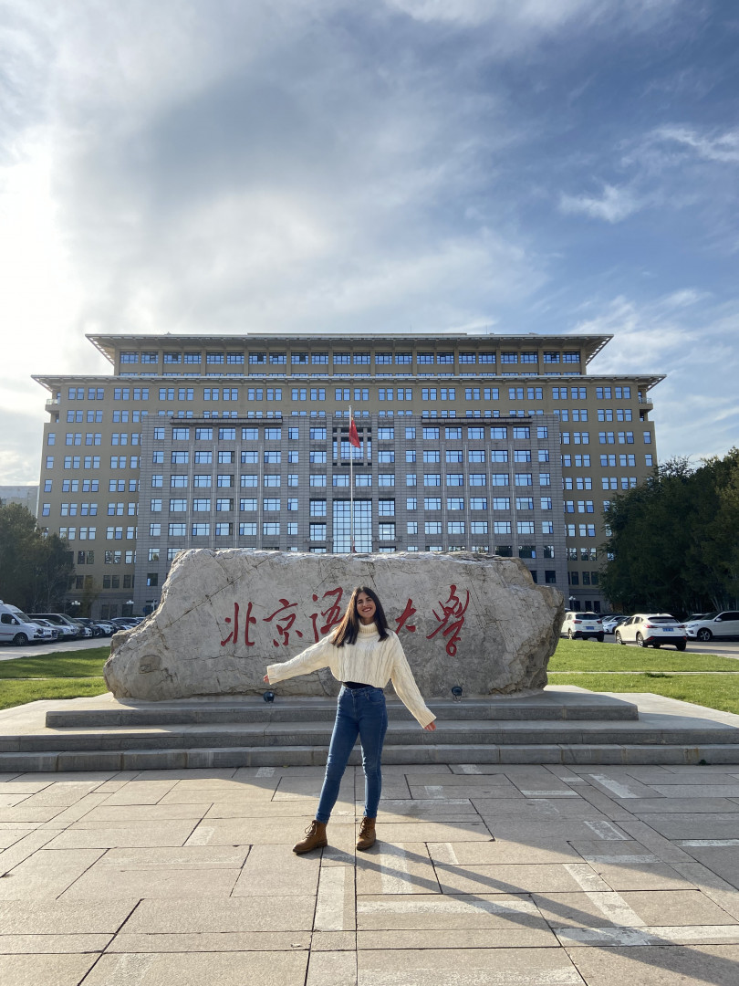 La becaria frente a la Universidad de Lengua y Cultura de Beijing.
