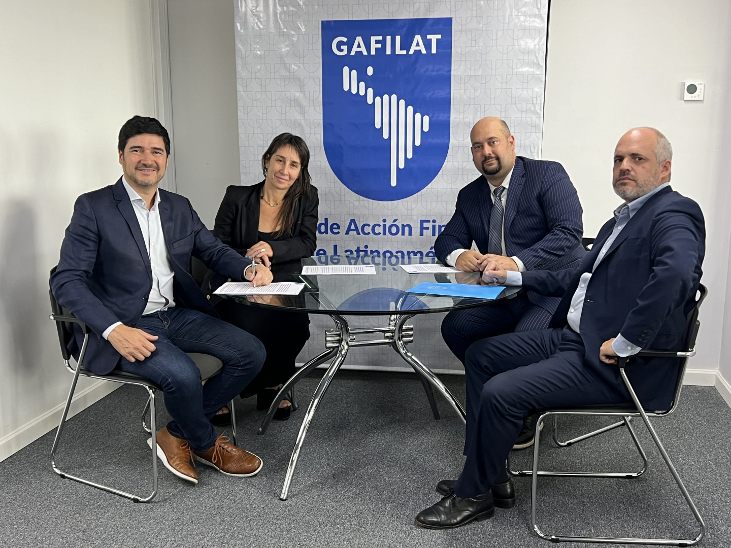  Ignacio Plaza(Cámara Fintech);  Jimena Zicavo  (Coordinadora Nacional); Esteban Fullin (GAFILAT) y Juan Carlos Otero (UIF) en la firma del acuerdo de capacitación.  