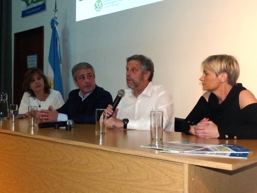 Dra. Alejandra Morales (INEVH), Dr. Javier Martinez (Int. de Pergamino), Dr. Adolfo Rubinstein (Secretario de Salud de la Nación), Dra. Claudia Perandones (Interventora ANLIS)