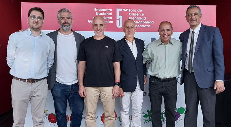 De izq. a dcha: Matías Bismach, socio fundador del restaurante Centauro; Ignacio Bordón, integrante de AEHGA; Federico Morábito, director de Innovación y Desarrollo Económico de Mendoza; Marcelo Reynoso, director de Desarrollo Turístico e Innovación de Mendoza; Claudio Galmarini, director del Centro Regional Mendoza-San Juan INTA y Daniel Rabino, del Departamento de Inocuidad Alimentaria de Mendoza. 