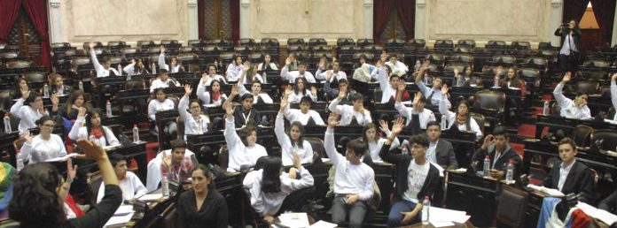 Jóvenes votando