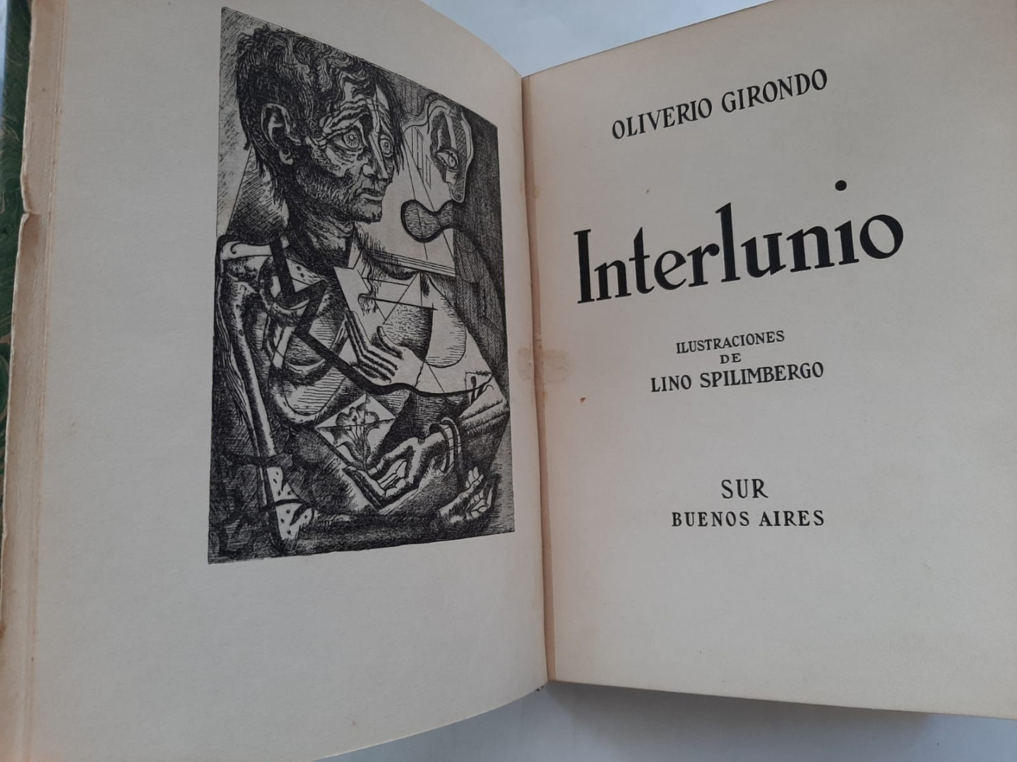 Retiración de tapa de un libro con el título "Interlunio" y el retrato de un hombre grabado