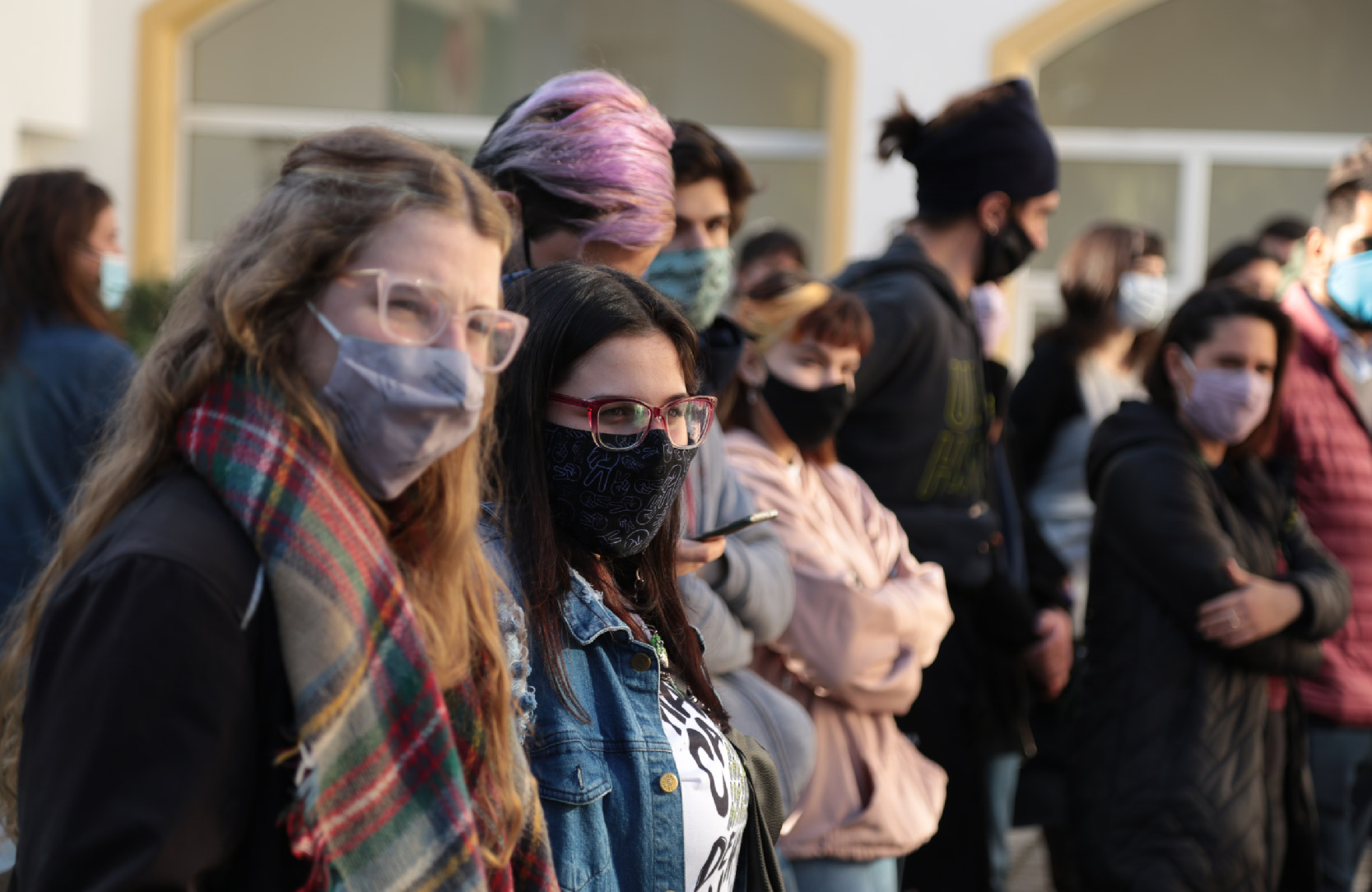 Jovenes en la jornada artística para visibilizar la violencia institucional