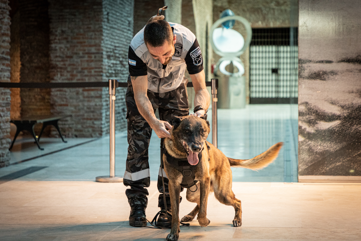 Personal de la Aduana y perro de la Unidad K9