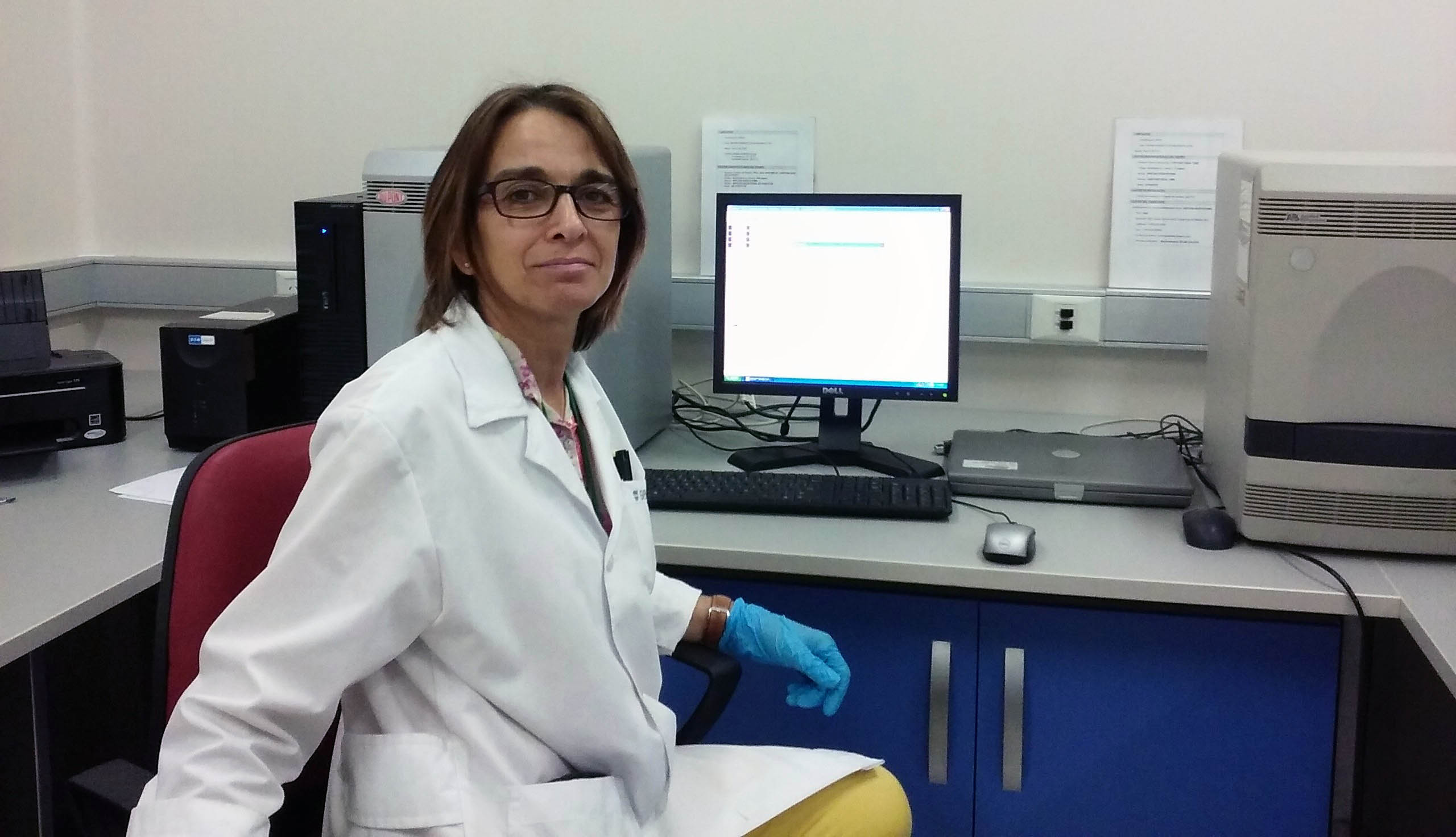 Daniela realiza un análisis de muestras de carne bovina cruda del monitoreo de los frigoríficos habilitados para exportar carne a Estados Unidos