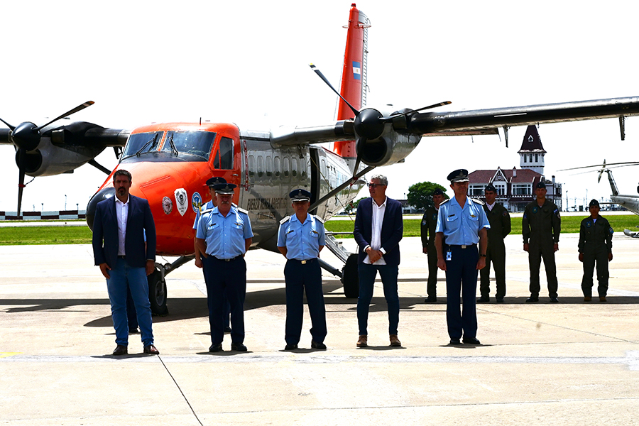 Autoridades en la inauguración de la ruta de LADE