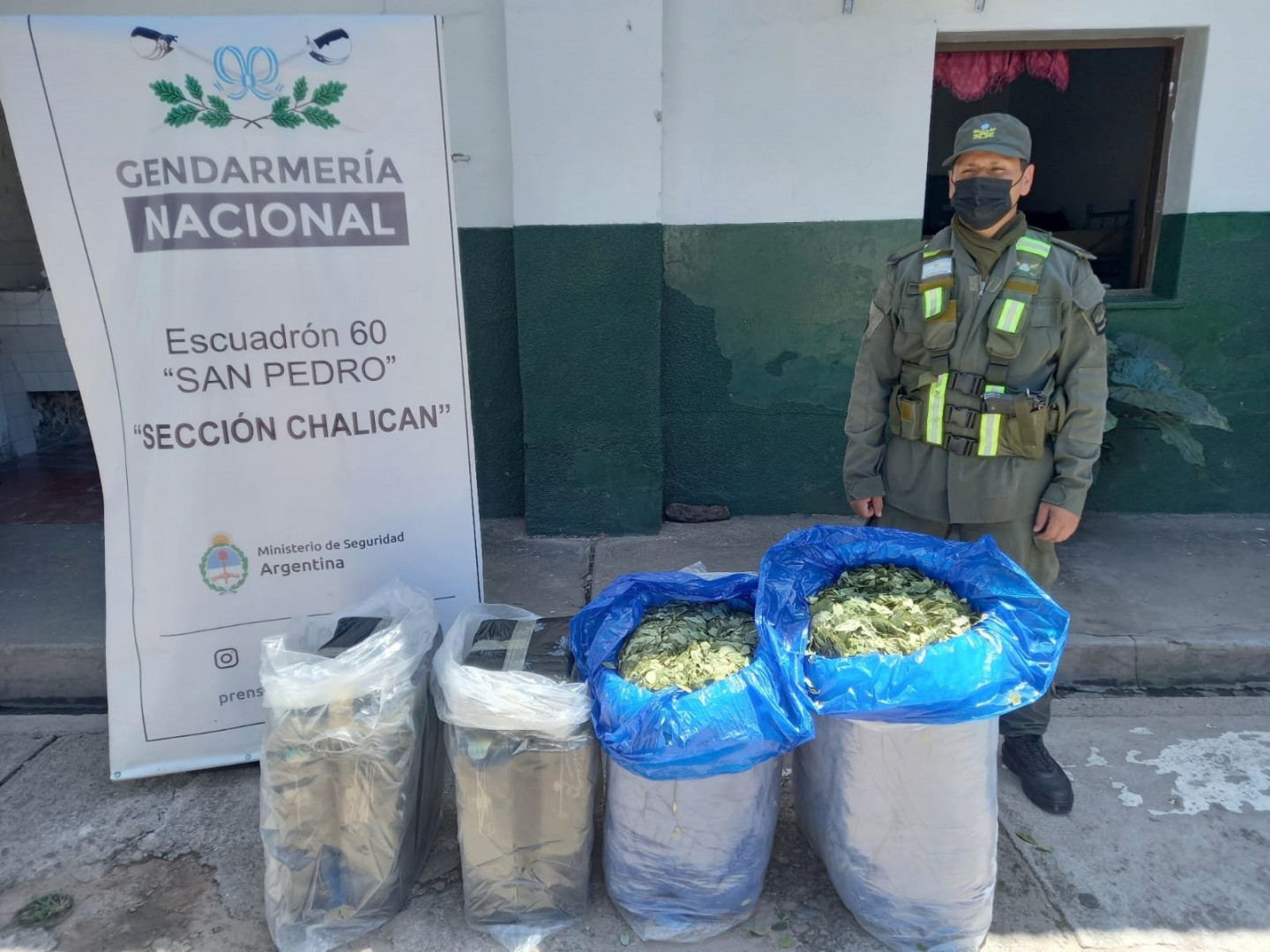 Gendarmes Incautan 53.950 Atados De Cigarrillos, 220 Kilos De Hojas De ...