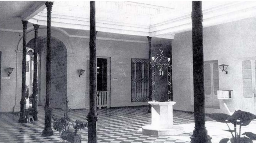 Esta foto, realizada en el segundo patio, es la única que registra el antiguo aspecto interior de la casa ubicada en Parque Lezama.