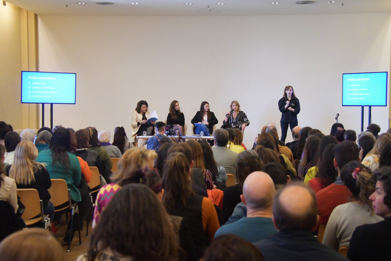 Imagen general del encuentro de presentación de las nuevas funcionalidades de la Línea 144 en el marco de los 10 años de su creación 