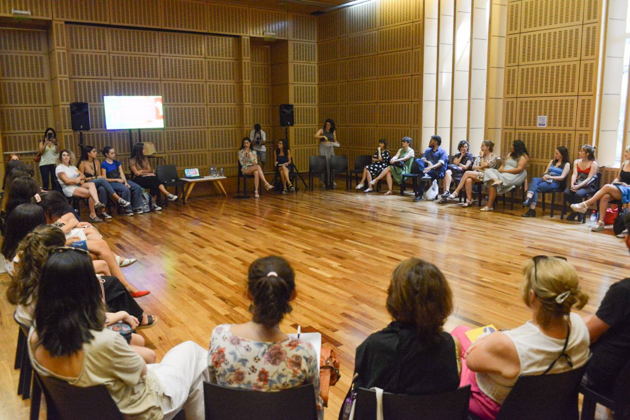 Un grupo de personas dispuestas en ronda durante una charla en el CCK