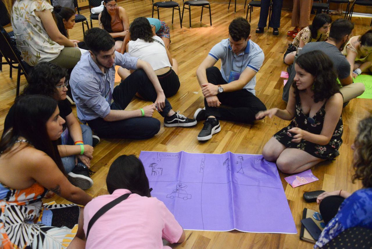 Un grupo de personas en ronda durante un Taller en el CCK