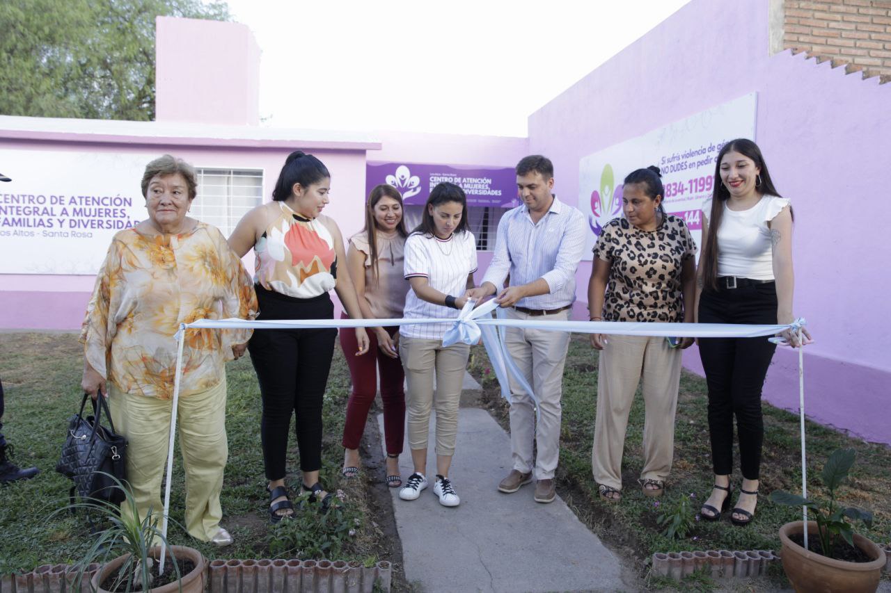 La ministra junto a autoridades locales en la inauguración del Centro de Atención