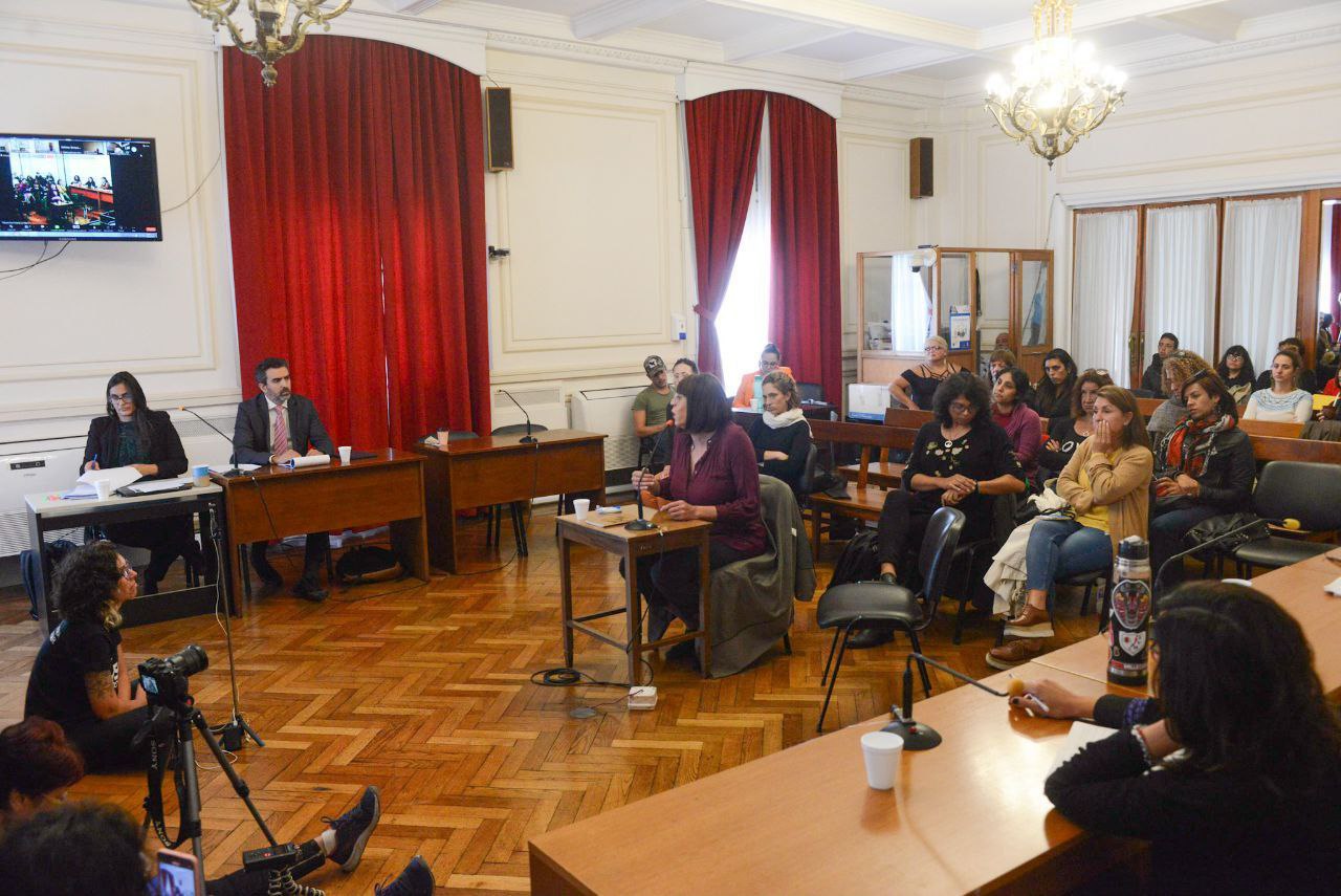 Imagen general de la sala con una testigo declarando