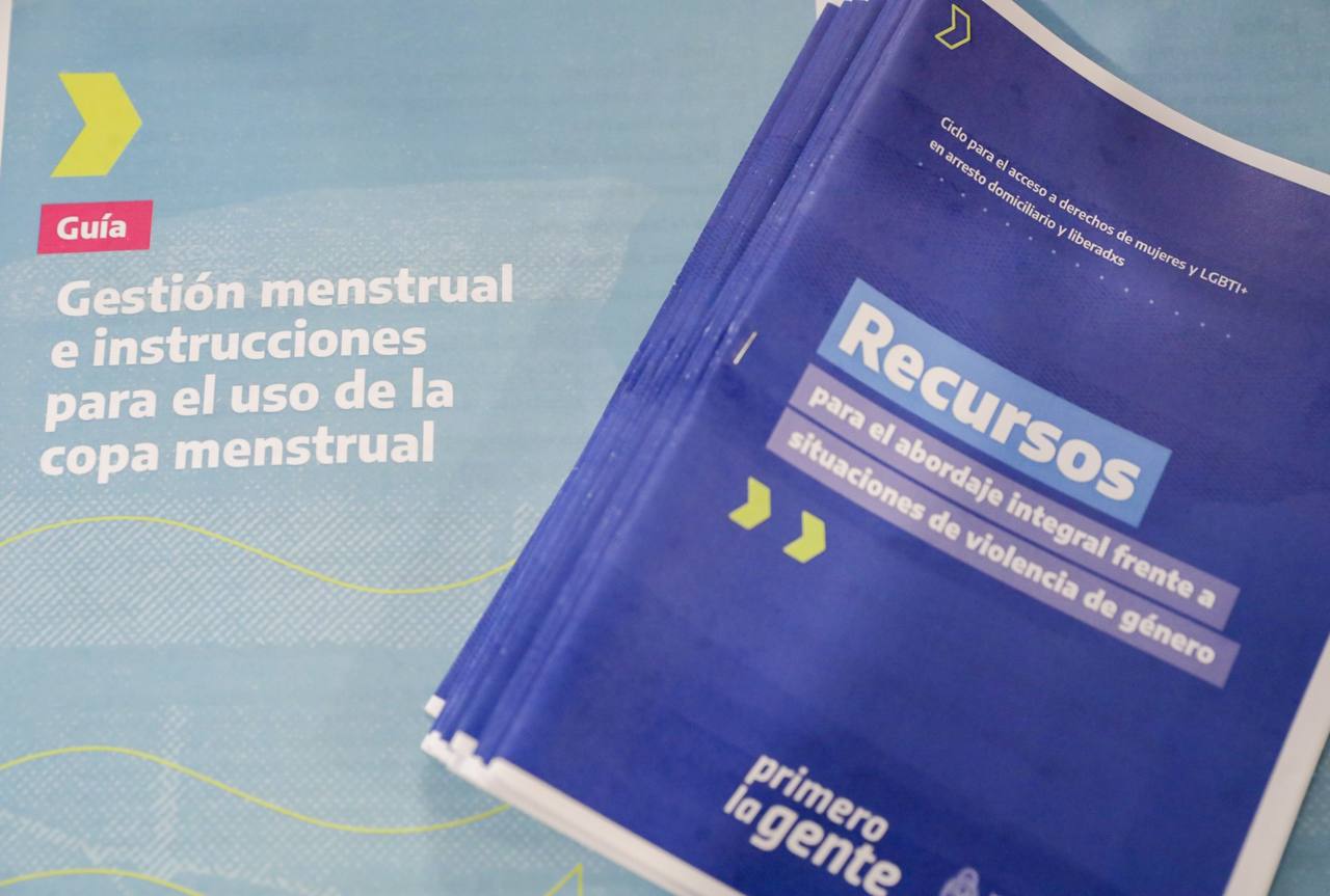 Imagen de las guías “Gestión Menstrual e instrucciones para el uso de la copa menstrual” y “Recursos para el abordaje integral frente a situaciones de violencia por razones de género”