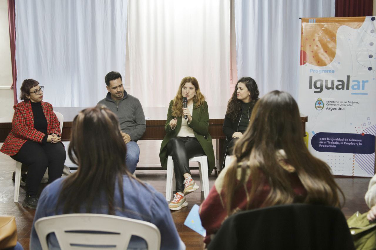 Imagen de Lucía Cirmi hablando a las y los presentes