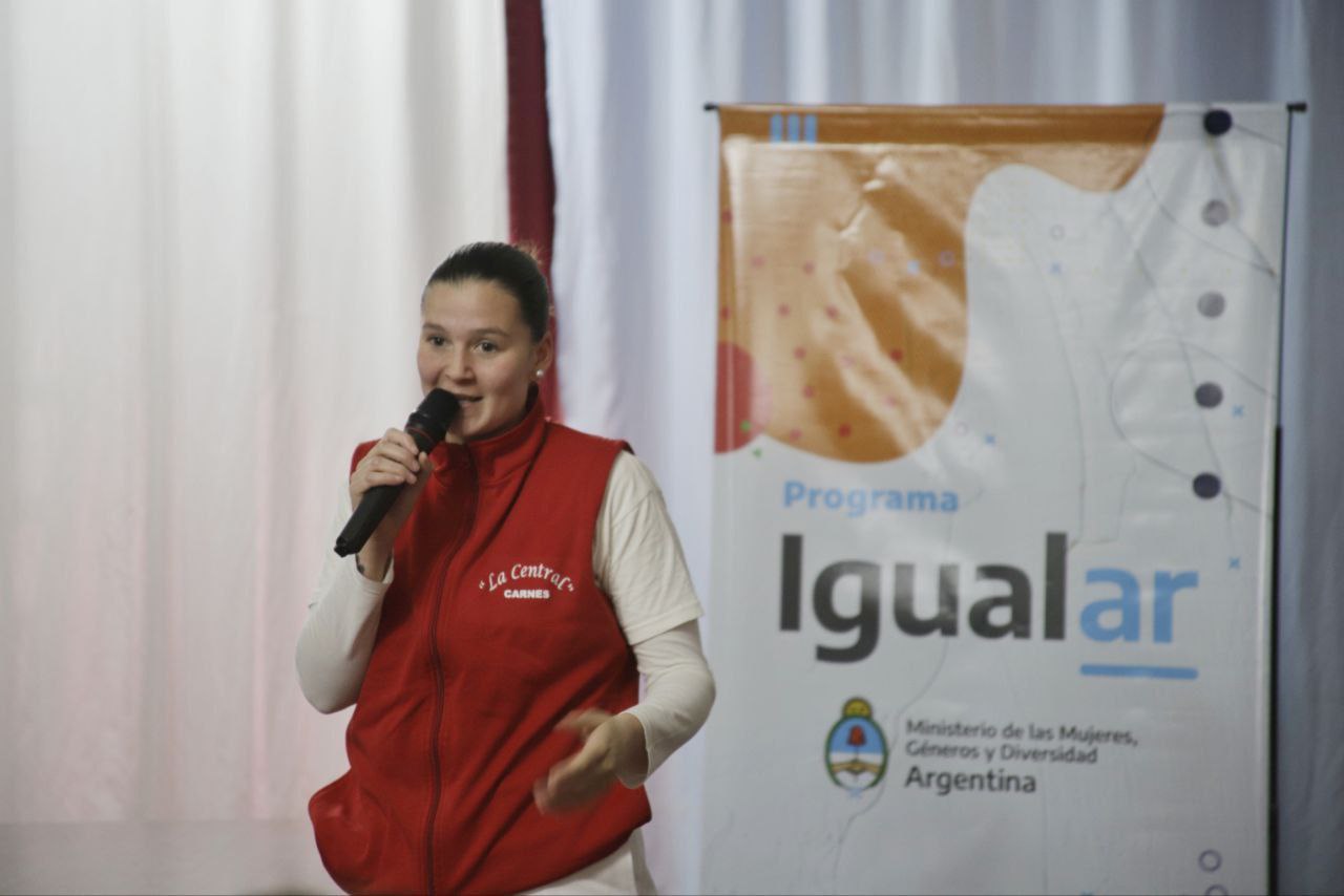 Imagen de una de las mujeres presentes hablando por micrófono