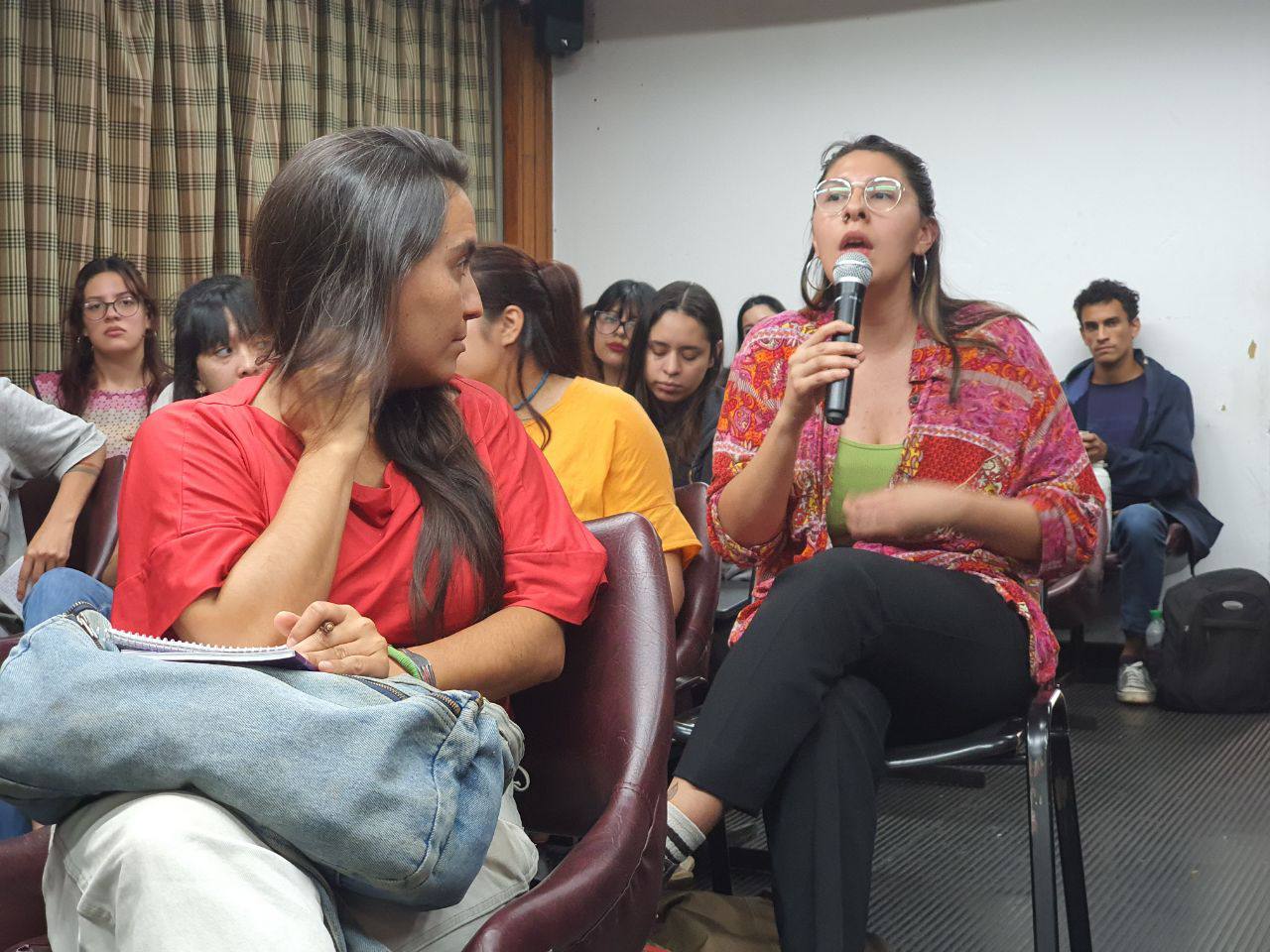 Imagen de una participante de la reunión con el PAD local tomando la palabra