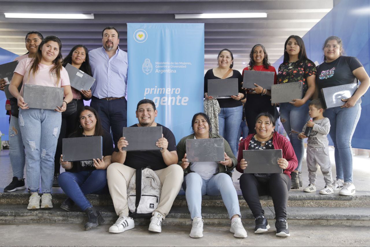 Imagen de un grupo de personas mostrando sus tablets