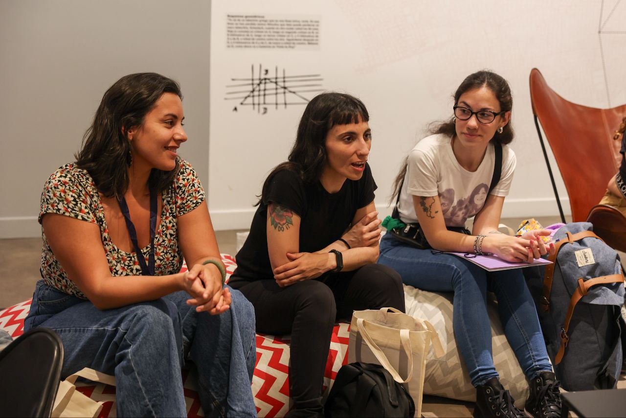 Imagen de tres mujeres dialogando durante uno de los talleres